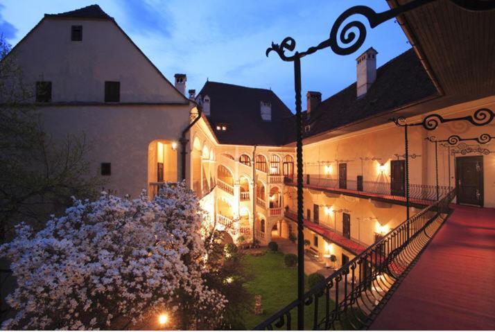 Schlosshotel Obermayerhofen Sebersdorf ภายนอก รูปภาพ