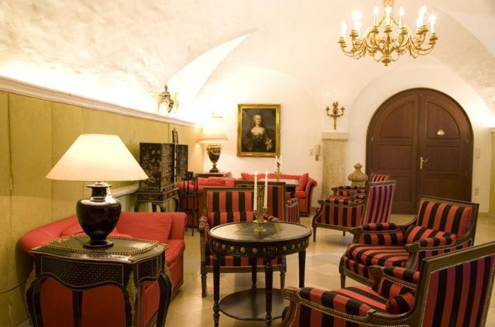 Schlosshotel Obermayerhofen Sebersdorf ภายนอก รูปภาพ