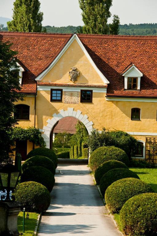 Schlosshotel Obermayerhofen Sebersdorf ภายนอก รูปภาพ