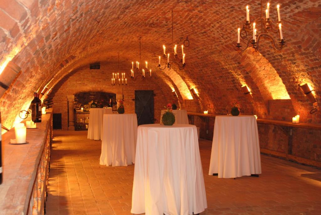 Schlosshotel Obermayerhofen Sebersdorf ภายนอก รูปภาพ