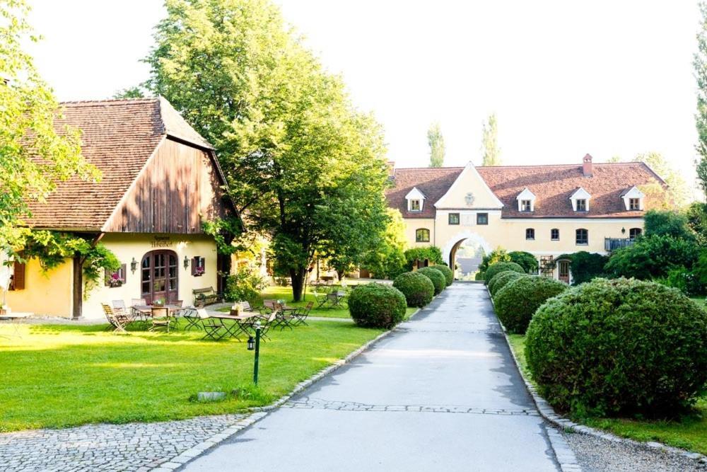 Schlosshotel Obermayerhofen Sebersdorf ภายนอก รูปภาพ